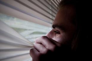 Dấu hiệu và triệu chứng của bệnh ám ảnh sợ khoảng trống