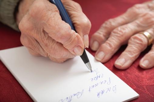 Chứng bệnh nào có thể gây run khi viết, cầm nắm hoặc giữ vật dụng trong một thời gian dài?
