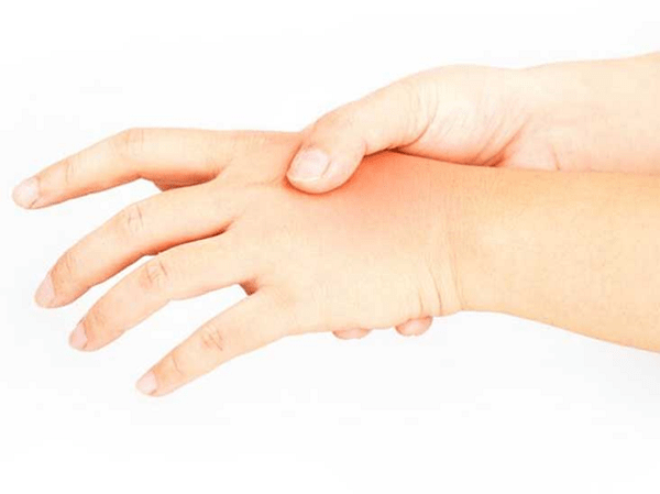 Bị tê tay chân có thể gây liệt tay chân không?
