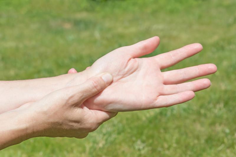 Bệnh rung tay và cách chữa trị