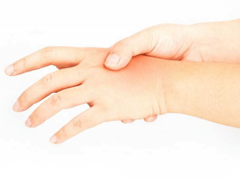 Bị tê tay chân có thể gây liệt tay chân không?