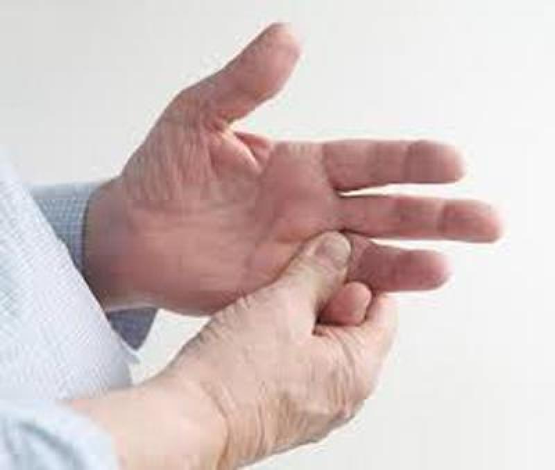 Cơ tay bị giật liên tục