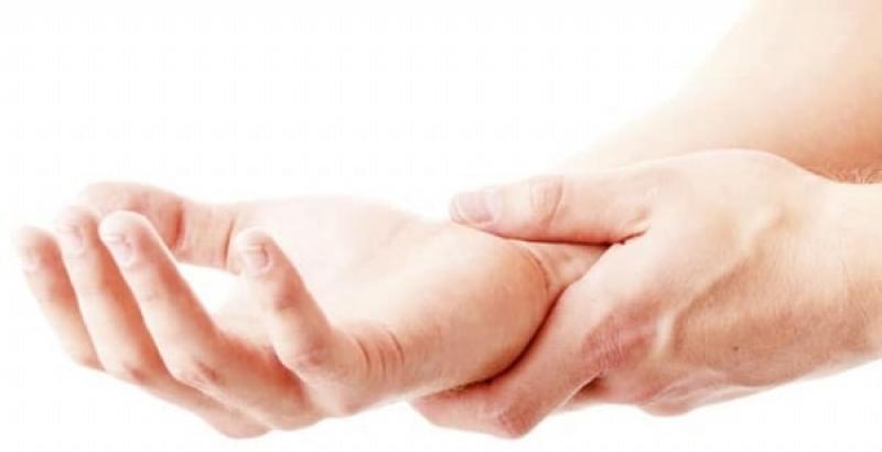 Nguyên nhân nào gây triệu chứng tê liệt tay?