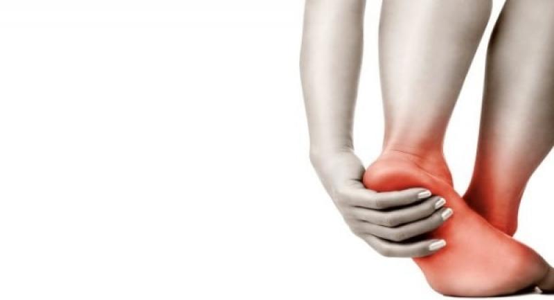 Bị nóng rát bàn chân là dấu hiệu của bệnh gì?