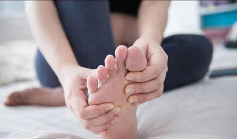Phải làm gì khi bị tê đầu ngón chân, bàn chân?
