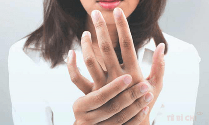 Tay tôi bị dị cảm, có cảm giác tê như kiến bò dưới da Tay tôi bị dị cảm, có cảm giác tê như kiến bò dưới da