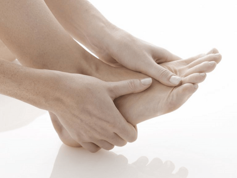 Tê buốt đầu ngón chân là biểu hiện của bệnh gì
