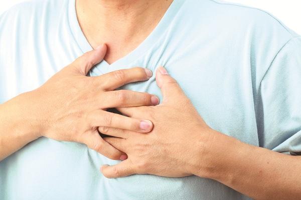 Có những triệu chứng nào đi kèm với đau ngực trái ở nam?
