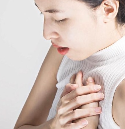 Bệnh tim mạch có thể gây đau dưới ngực trái ở nữ như thế nào?
