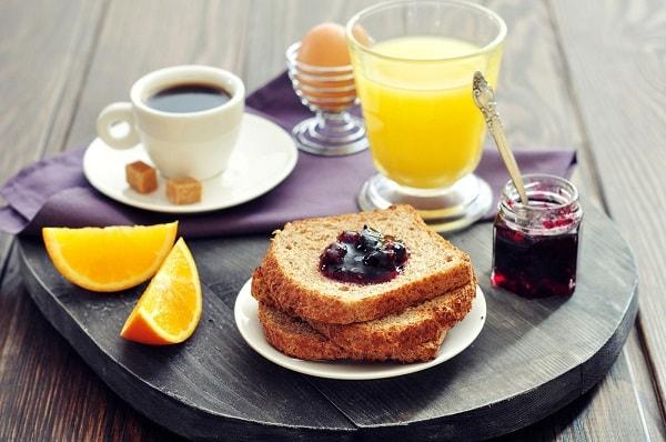 Ăn sáng giúp ngăn ngừa những cơn đau ngày cuối tuần