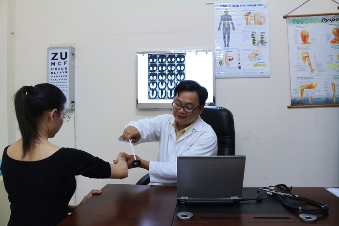 Bác sĩ Trần Đình Vũ thăm khám bệnh nhân