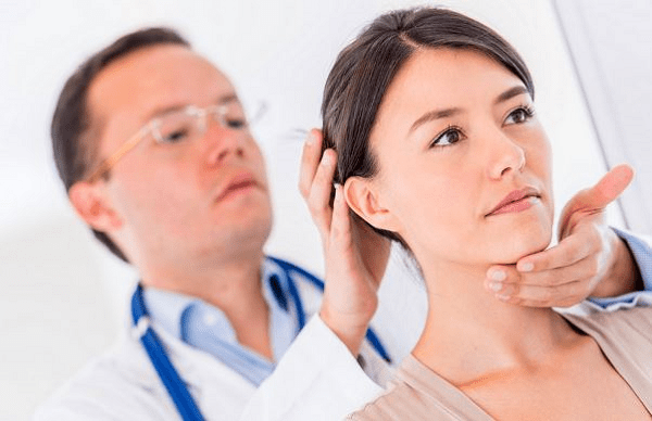 Điều trị bệnh bướu cổ với bác sĩ