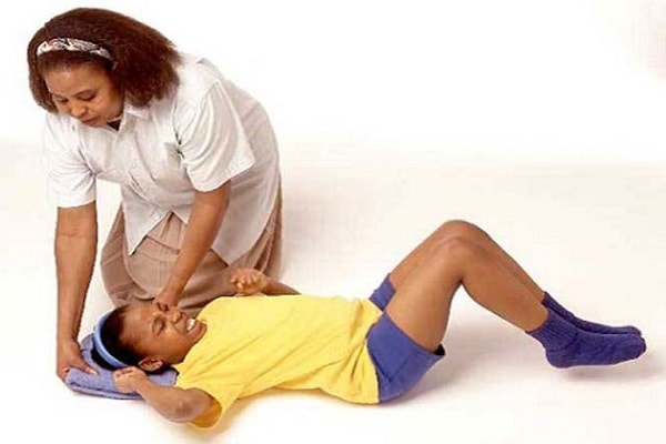 Lưu ý khi gặp người lên cơn động kinh