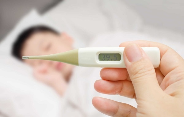 Nguyên nhân gây ra bệnh mê sảng Sốt cao là một trong những nguyên nhân gây bệnh mê sảng