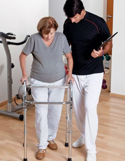 Teo cơ chân ở người già