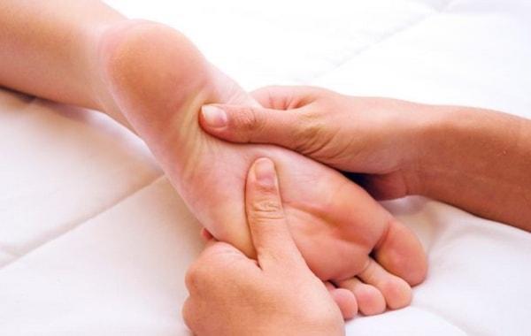 Cách tự chăm sóc khi gặp phải chứng đau bàn chân