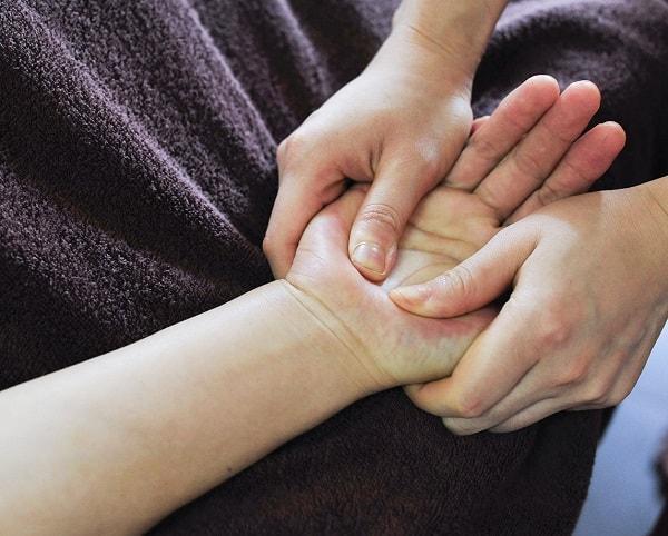 Biện pháp chăm sóc triệu chứng đau khớp bàn tay