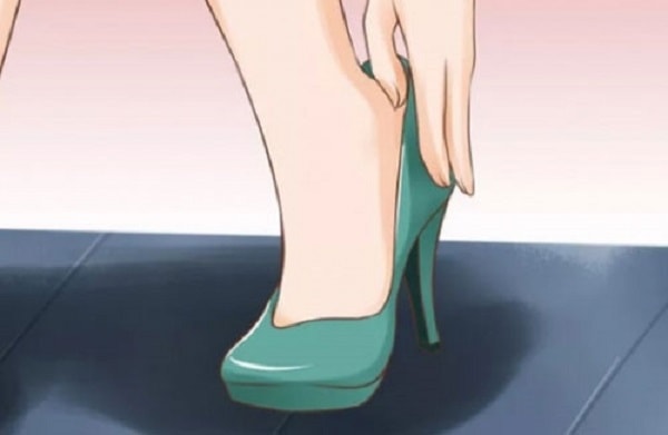 Đi giày quá chật là nguyên nhân gây ra đau mu bàn chân