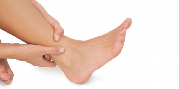 Có những phương pháp tự nhiên nào để giảm sưng và đau trong bàn chân?
