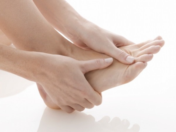 Có những phương pháp tự chăm sóc tại nhà nào giúp giảm đau xương mu bàn chân? 
