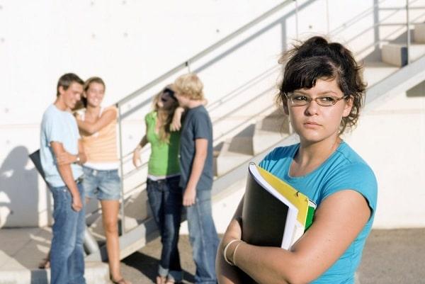Tự kỷ ở người lớn là gì? Các dấu hiệu nhận biết và cách điều trị